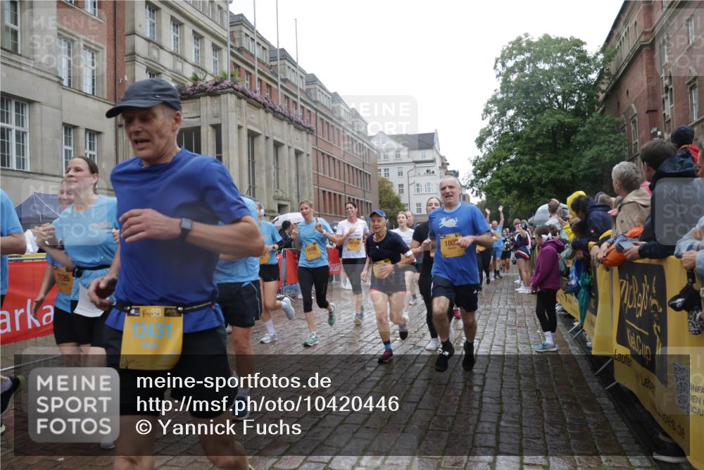 13.09.2026 - Kiel Lauf Yannick Fuchs http://msf.ph/oto/10420446 13.09.2026 10:52:55 Ziel 154, 158, 1071, 1083, 1426, 1433, 1486, 1535, 1550, 1634, 3050, 3059, 3431, 3452, 3514, 3587, 3657, 3875, 4570, 5329, 5642, 5643, 5710, 5838, 6015, 6161, 6201, 6695, 6777, 7017, 7230, 7596, 7883, 8516, 8580, 8863, 8905, 8935, 8978, 9126, 9166, 9749, 9831, 10594, 10721, 11048, 11096, 11282, 11496, 12213, 90, 172, 398, 475, 626, 1433, 1471, 1472, 1473, 1474, 1526, 1527, 1531, 1535, 1658, 1802, 1812, 1837, 2069, 2089, 2293, 2442, 2735, 3050, 3054, 3343, 3582, 3778, 3853, 7139 meine-sportfotos.de