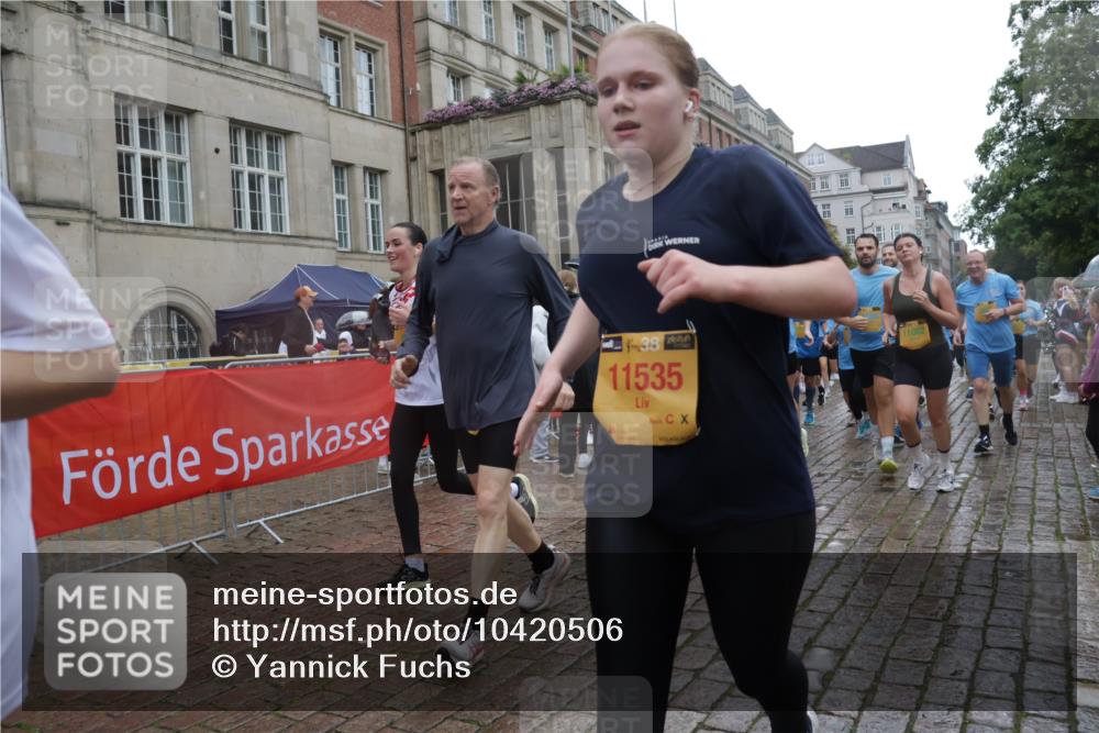 13.09.2026 - Kiel Lauf Yannick Fuchs http://msf.ph/oto/10420506 13.09.2026 10:52:58 Ziel 127, 154, 1071, 1083, 1426, 1486, 1550, 3059, 3173, 3431, 3514, 3587, 3657, 3875, 4570, 5329, 5642, 5643, 5710, 5838, 6015, 6161, 6201, 6695, 6777, 7017, 7139, 7596, 7883, 8516, 8580, 8863, 8905, 8935, 8978, 9126, 9166, 9749, 10721, 11048, 11282, 11496, 11988, 12213, 90, 158, 172, 398, 475, 626, 1433, 1471, 1472, 1473, 1474, 1531, 1535, 1634, 1812, 1837, 2069, 2089, 2293, 2442, 2735, 3050, 3054, 3343, 3452, 3514, 3582, 3778, 3853, 6201, 475 meine-sportfotos.de