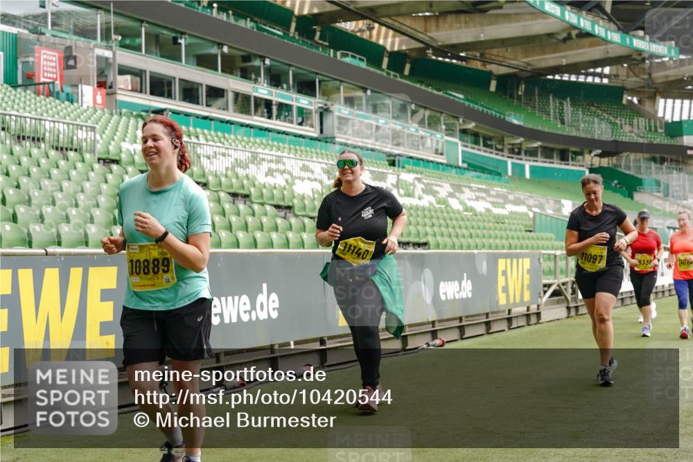 13.09.2026 - 21. swb-Marathon Bremen Michael Burmester http://msf.ph/oto/10420544 13.09.2026 10:44:19 Laufen im Stadion 10002, 10004, 10005, 10176, 10191, 10192, 10271, 10295, 10325, 10335, 10402, 10459, 10474, 10513, 10572, 10605, 10606, 10629, 10679, 10713, 10756, 10779, 10882, 10899, 10900, 10979, 10997, 10999, 11081, 11217, 11233, 11264, 11274, 11307, 11333, 11337, 11355, 11385, 11408, 11448, 11456, 11461, 11482, 11495, 11629, 11808, 11932, 11943, 12151, 12226, 12311, 12321, 12334 meine-sportfotos.de