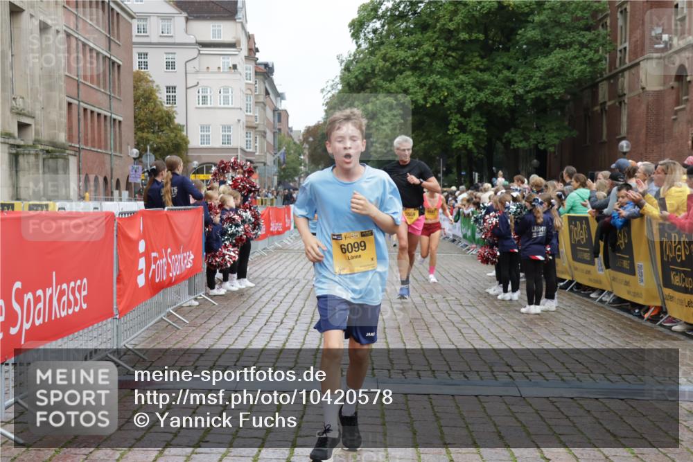 13.09.2026 - Kiel Lauf Yannick Fuchs http://msf.ph/oto/10420578 13.09.2026 09:42:28 Ziel 133, 445, 771, 1045, 1777, 2608, 2914, 2955, 2977, 4548, 5559, 6075, 6099, 6213, 6542, 6797, 6913, 10938, 12190, 133, 570, 699, 772, 792, 2910, 3357, 3676, 3801, 5011, 5105, 5276, 5336, 5774, 6599, 6620, 6797, 7687, 8476, 8829, 9050, 11793, 12723, 142, 762, 3827, 4322, 6423, 8532, 9519, 9592, 9706, 11721, 3143, 4533, 5107, 6739, 7238, 8829, 9050, 12175 meine-sportfotos.de