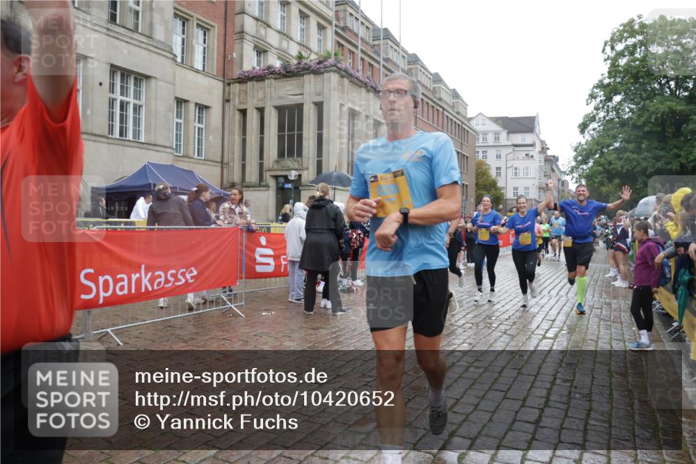 13.09.2026 - Kiel Lauf Yannick Fuchs http://msf.ph/oto/10420652 13.09.2026 10:53:06 Ziel 127, 1071, 1486, 3104, 3173, 3500, 3587, 3657, 5642, 5643, 5924, 6015, 6055, 6104, 6161, 6374, 6695, 6777, 7139, 7596, 7869, 8483, 8516, 8518, 8863, 8905, 9126, 9166, 9749, 10721, 11074, 11282, 11919, 11988, 12217, 12405, 12844, 154, 158, 172, 398, 1083, 1426, 1433, 1474, 1486, 1535, 1550, 1634, 1812, 1837, 2069, 2089, 2735, 3050, 3054, 3059, 3431, 3452, 3514, 3778, 3853, 3875, 4570, 5329, 5710, 5838, 6201, 7017, 7883, 8516, 8580, 8863, 8935, 475 meine-sportfotos.de