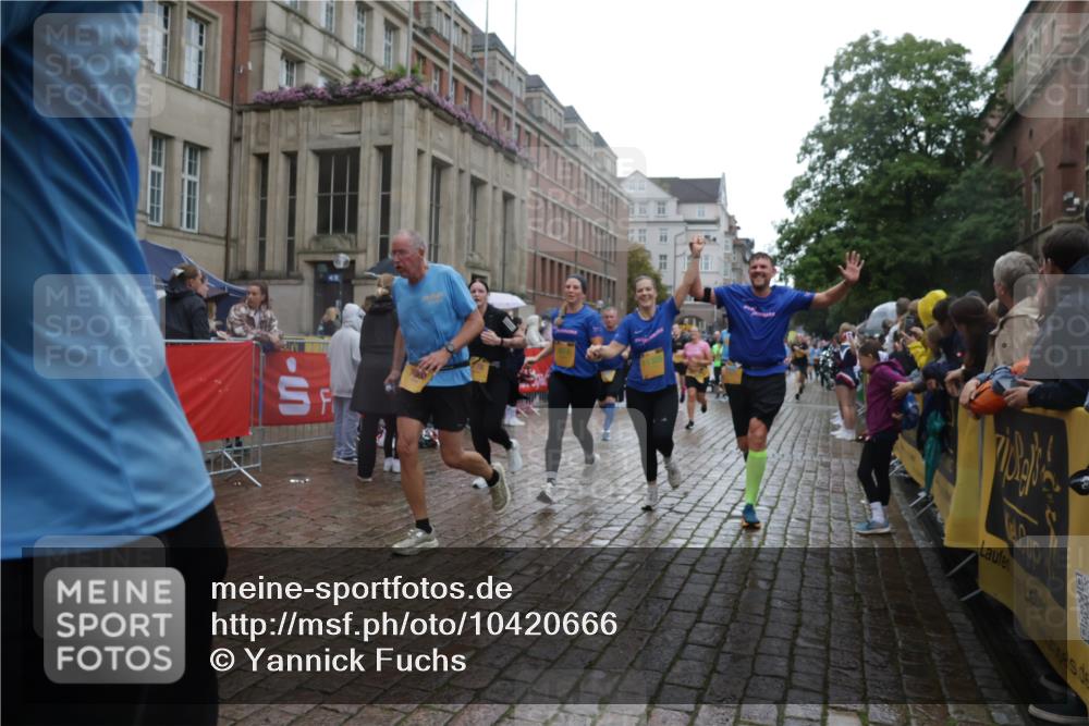 13.09.2026 - Kiel Lauf Yannick Fuchs http://msf.ph/oto/10420666 13.09.2026 10:53:07 Ziel 127, 1071, 3104, 3153, 3173, 3500, 3587, 3657, 5642, 5643, 5924, 6015, 6055, 6104, 6161, 6374, 6695, 6777, 7139, 7596, 7869, 8483, 8518, 8905, 9126, 9749, 10721, 11074, 11282, 11919, 11988, 12217, 12405, 12844, 154, 158, 172, 398, 1083, 1426, 1433, 1474, 1486, 1535, 1550, 1634, 1812, 1837, 2069, 2089, 2735, 3050, 3054, 3059, 3431, 3452, 3514, 3778, 3853, 3875, 4570, 5329, 5710, 5838, 6201, 7017, 7596, 7883, 8516, 8580, 8863, 8935, 475 meine-sportfotos.de