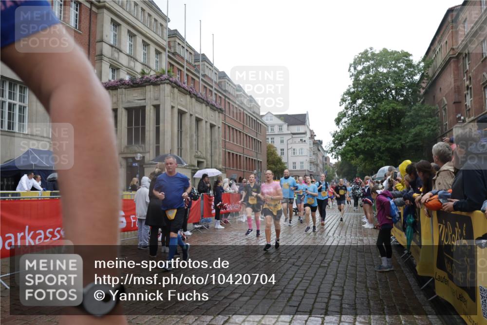 13.09.2026 - Kiel Lauf Yannick Fuchs http://msf.ph/oto/10420704 13.09.2026 10:53:09 Ziel 127, 1071, 3104, 3153, 3173, 3500, 3587, 4196, 5642, 5643, 5924, 6015, 6055, 6104, 6181, 6374, 6695, 7139, 7869, 8422, 8483, 8518, 9749, 10721, 11074, 11097, 11919, 11988, 12217, 12405, 12844, 154, 158, 172, 398, 1071, 1083, 1426, 1433, 1474, 1486, 1535, 1550, 1634, 1812, 1837, 2069, 2089, 2735, 3050, 3054, 3059, 3431, 3452, 3514, 3587, 3657, 3778, 3853, 3875, 4570, 5329, 5642, 5643, 5710, 5838, 6015, 6161, 6201, 6695, 6777, 7017, 7596, 7883, 8516, 8580, 8863, 8905, 8935 meine-sportfotos.de