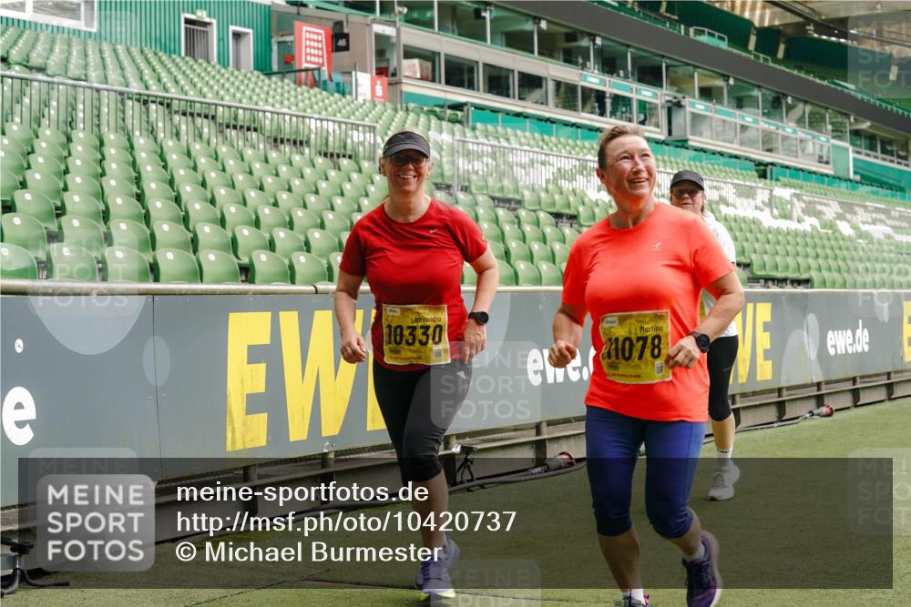 13.09.2026 - 21. swb-Marathon Bremen Michael Burmester http://msf.ph/oto/10420737 13.09.2026 10:44:25 Laufen im Stadion 10002, 10004, 10005, 10176, 10191, 10192, 10271, 10295, 10325, 10335, 10344, 10402, 10459, 10474, 10513, 10568, 10605, 10606, 10629, 10679, 10713, 10756, 10779, 10882, 10899, 10900, 10979, 10997, 10999, 11081, 11217, 11233, 11264, 11274, 11307, 11333, 11337, 11355, 11385, 11408, 11448, 11456, 11461, 11482, 11495, 11629, 11808, 11932, 11943, 12057, 12151, 12224, 12226, 12311, 12321, 12334 meine-sportfotos.de
