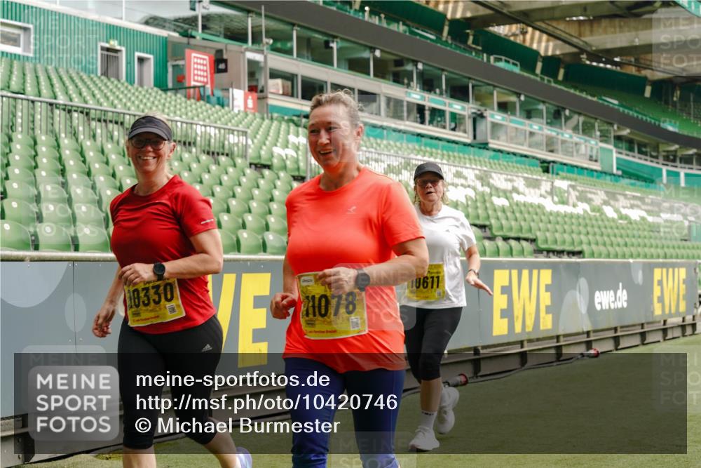 13.09.2026 - 21. swb-Marathon Bremen Michael Burmester http://msf.ph/oto/10420746 13.09.2026 10:44:26 Laufen im Stadion 10002, 10004, 10005, 10176, 10191, 10192, 10271, 10295, 10325, 10335, 10344, 10402, 10459, 10474, 10513, 10568, 10605, 10606, 10629, 10679, 10713, 10756, 10779, 10882, 10899, 10900, 10979, 10997, 10999, 11081, 11217, 11233, 11264, 11274, 11307, 11333, 11337, 11355, 11385, 11408, 11448, 11456, 11461, 11482, 11495, 11629, 11808, 11932, 11943, 12057, 12151, 12224, 12226, 12311, 12321, 12334 meine-sportfotos.de