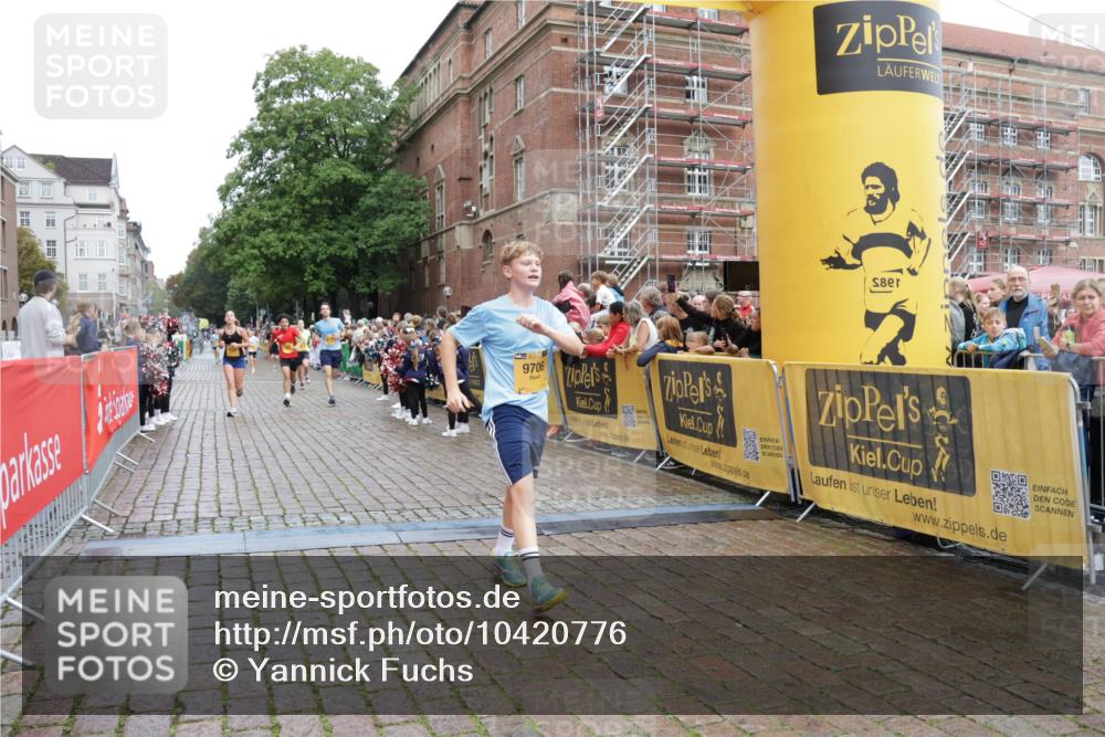 13.09.2026 - Kiel Lauf Yannick Fuchs http://msf.ph/oto/10420776 13.09.2026 09:42:40 Ziel 142, 762, 1045, 1777, 2608, 4322, 4548, 6075, 6213, 6423, 6913, 8532, 9519, 9592, 9706, 133, 445, 570, 771, 792, 2914, 2955, 2977, 3357, 3676, 5011, 5105, 5276, 5336, 5559, 5774, 6099, 6542, 6620, 6797, 7687, 8476, 10938, 11793, 12190, 12723, 1213, 3827, 3849, 5530, 7874, 8191, 8870, 9311, 9629, 11721, 12678, 570, 699, 2910, 3801, 5011, 5276, 6599 meine-sportfotos.de