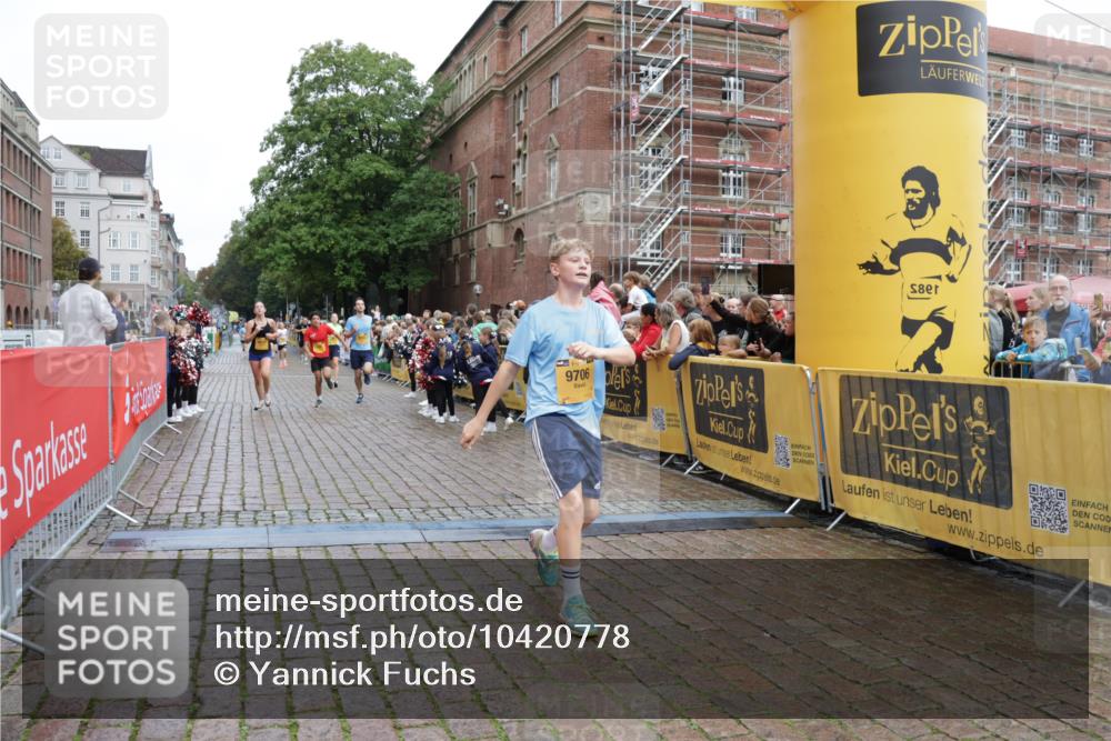 13.09.2026 - Kiel Lauf Yannick Fuchs http://msf.ph/oto/10420778 13.09.2026 09:42:40 Ziel 142, 762, 1045, 1777, 2608, 4322, 4548, 6075, 6213, 6423, 6913, 8532, 9519, 9592, 9706, 133, 445, 570, 771, 792, 2914, 2955, 2977, 3357, 3676, 5011, 5105, 5276, 5336, 5559, 5774, 6099, 6542, 6620, 6797, 7687, 8476, 10938, 11793, 12190, 12723, 1213, 3827, 3849, 5530, 7874, 8191, 8870, 9311, 9629, 11721, 12678, 570, 699, 2910, 3801, 5011, 5276, 6599 meine-sportfotos.de
