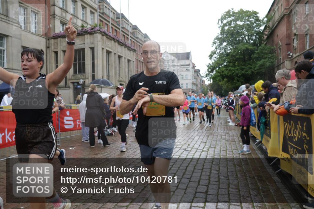13.09.2026 - Kiel Lauf Yannick Fuchs http://msf.ph/oto/10420781 13.09.2026 10:53:14 Ziel 373, 2174, 2336, 2859, 3104, 3153, 3500, 4196, 5691, 5924, 6055, 6104, 6181, 6374, 7869, 8422, 8483, 8518, 10276, 10367, 11074, 11097, 11253, 11919, 12217, 12405, 12844, 127, 154, 158, 172, 398, 1071, 1083, 1426, 1433, 1486, 1535, 1550, 1634, 1812, 2069, 2089, 2735, 3050, 3054, 3059, 3173, 3431, 3452, 3514, 3587, 3657, 3875, 4570, 5329, 5642, 5643, 5710, 5838, 6015, 6161, 6201, 6695, 6777, 7017, 7139, 7596, 7883, 8516, 8580, 8863, 8905, 8935, 9749, 10721, 11074, 1199, 172 meine-sportfotos.de