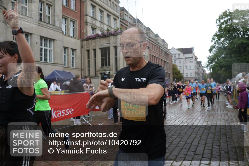13.09.2026 - Kiel Lauf Yannick Fuchs http://msf.ph/oto/10420792 13.09.2026 10:53:14 Ziel 373, 2174, 2336, 2859, 3104, 3153, 3500, 4196, 5691, 5924, 6055, 6104, 6181, 6374, 7869, 8422, 8483, 8518, 10276, 10367, 11074, 11097, 11253, 11919, 12217, 12405, 12844, 127, 154, 158, 172, 398, 1071, 1083, 1426, 1433, 1486, 1535, 1550, 1634, 1812, 2069, 2089, 2735, 3050, 3054, 3059, 3173, 3431, 3452, 3514, 3587, 3657, 3875, 4570, 5329, 5642, 5643, 5710, 5838, 6015, 6161, 6201, 6695, 6777, 7017, 7139, 7596, 7883, 8516, 8580, 8863, 8905, 8935, 9749, 10721, 11074, 1199, 172 meine-sportfotos.de