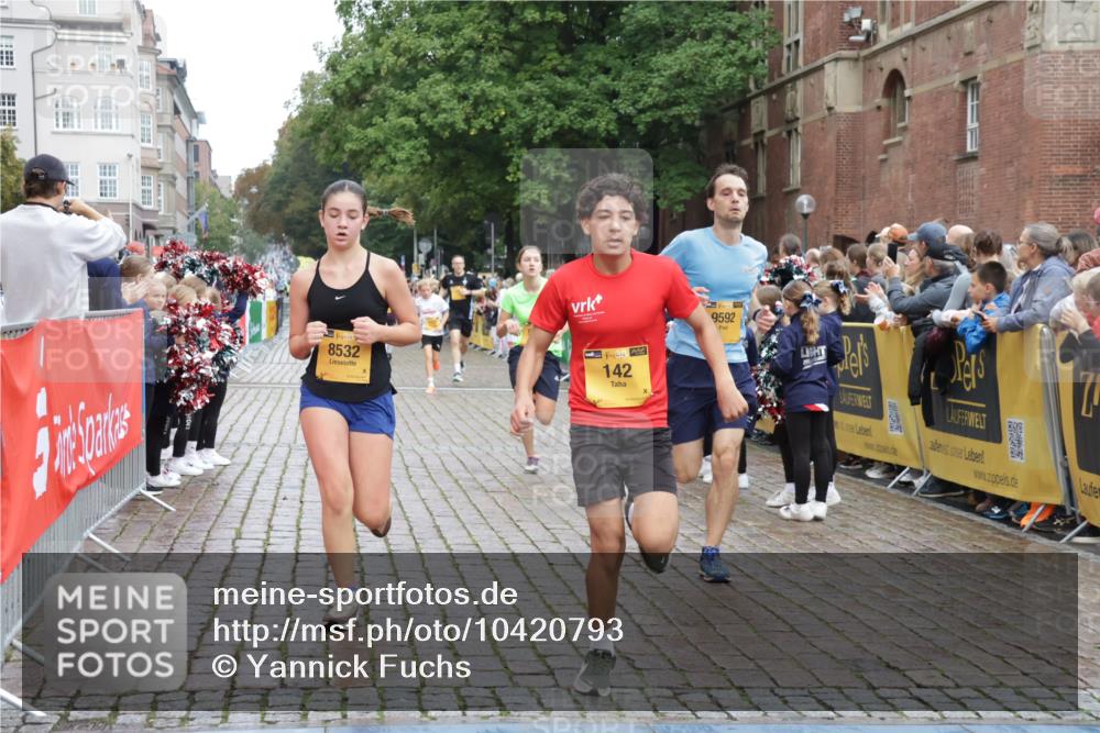 13.09.2026 - Kiel Lauf Yannick Fuchs http://msf.ph/oto/10420793 13.09.2026 09:42:42 Ziel 142, 762, 1045, 2608, 3827, 4322, 4548, 6075, 6423, 6913, 8532, 9519, 9592, 9706, 133, 445, 570, 771, 792, 1045, 1777, 2914, 2955, 2977, 3357, 3676, 4548, 5011, 5105, 5336, 5559, 5774, 6075, 6099, 6213, 6542, 6620, 6797, 7687, 8476, 10938, 11793, 12190, 12723, 1040, 1213, 3849, 3850, 5530, 7874, 8191, 8870, 9311, 9629, 11721, 11753, 12678, 570, 699, 792, 2910, 3801, 5011, 5276, 6599, 12723 meine-sportfotos.de
