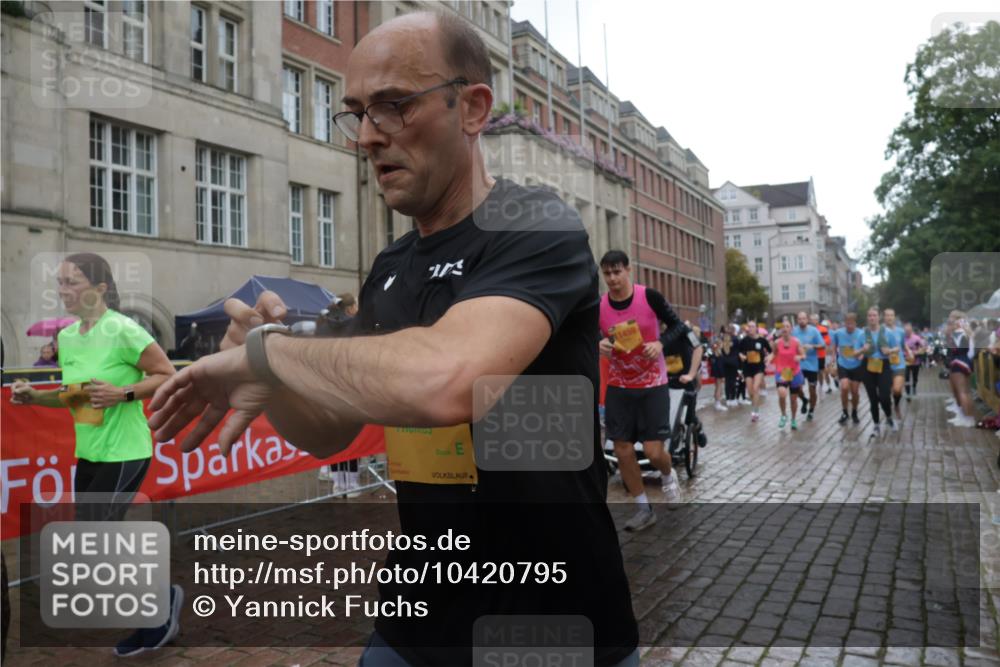 13.09.2026 - Kiel Lauf Yannick Fuchs http://msf.ph/oto/10420795 13.09.2026 10:53:14 Ziel 373, 2174, 2336, 2859, 3104, 3153, 3500, 4196, 5691, 5924, 6055, 6104, 6181, 6374, 7869, 8422, 8483, 8518, 10276, 10367, 11074, 11097, 11253, 11919, 12217, 12405, 12844, 127, 154, 158, 172, 398, 1071, 1083, 1426, 1433, 1486, 1535, 1550, 1634, 1812, 2069, 2089, 2735, 3050, 3054, 3059, 3173, 3431, 3452, 3514, 3587, 3657, 3875, 4570, 5329, 5642, 5643, 5710, 5838, 6015, 6161, 6201, 6695, 6777, 7017, 7139, 7596, 7883, 8516, 8580, 8863, 8905, 8935, 9749, 10721, 11074, 1199, 172 meine-sportfotos.de