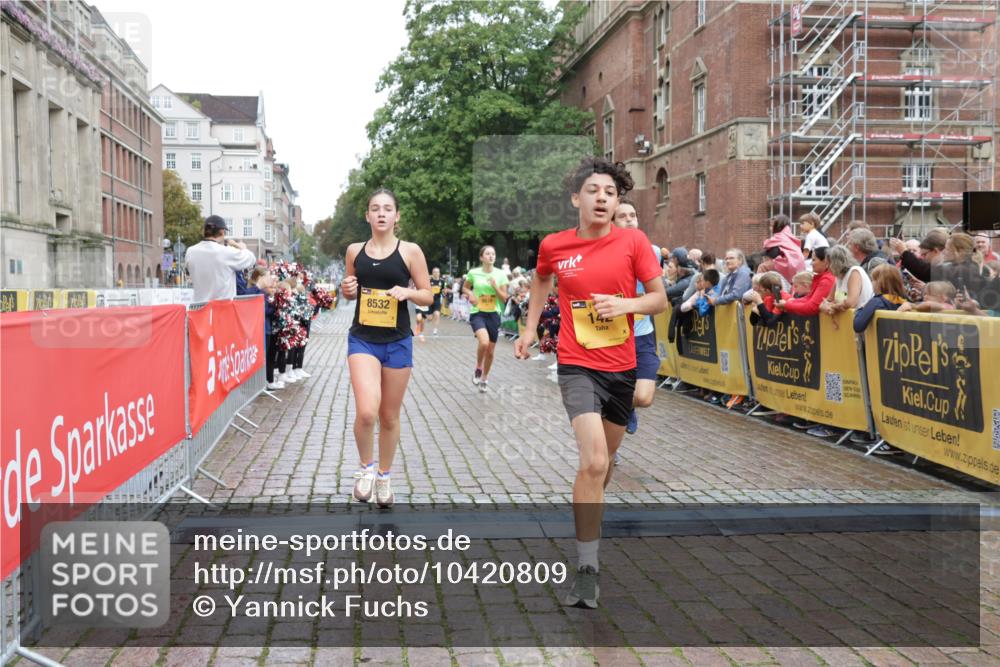 13.09.2026 - Kiel Lauf Yannick Fuchs http://msf.ph/oto/10420809 13.09.2026 09:42:42 Ziel 142, 762, 1045, 2608, 3827, 4322, 4548, 6075, 6423, 6913, 8532, 9519, 9592, 9706, 133, 445, 570, 771, 792, 1045, 1777, 2914, 2955, 2977, 3357, 3676, 4548, 5011, 5105, 5336, 5559, 5774, 6075, 6099, 6213, 6542, 6620, 6797, 7687, 8476, 10938, 11793, 12190, 12723, 1040, 1213, 3849, 3850, 5530, 7874, 8191, 8870, 9311, 9629, 11721, 11753, 12678, 570, 699, 792, 2910, 3801, 5011, 5276, 6599, 12723 meine-sportfotos.de