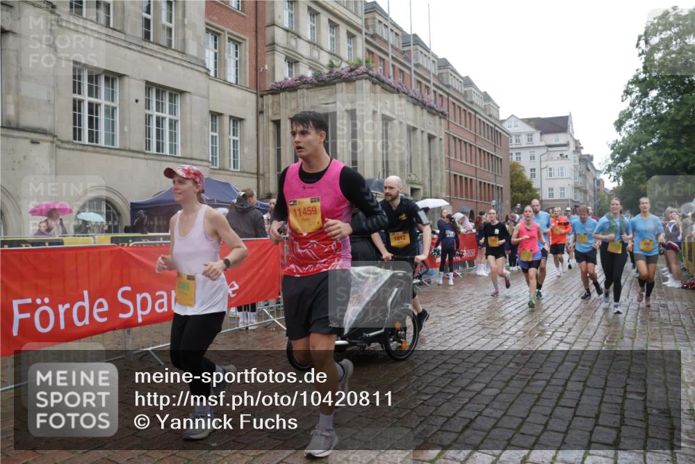 13.09.2026 - Kiel Lauf Yannick Fuchs http://msf.ph/oto/10420811 13.09.2026 10:53:15 Ziel 373, 2174, 2336, 2859, 3104, 3153, 3500, 4196, 5691, 5924, 6055, 6104, 6181, 6374, 7869, 8422, 8483, 8518, 10276, 10367, 11097, 11253, 11919, 12405, 12844, 127, 154, 158, 398, 1071, 1083, 1426, 1433, 1486, 1535, 1550, 1634, 1812, 2069, 2089, 3050, 3059, 3104, 3173, 3431, 3452, 3514, 3587, 3657, 3875, 4570, 5329, 5642, 5643, 5710, 5838, 6015, 6161, 6201, 6695, 6777, 7017, 7139, 7596, 7883, 8516, 8580, 8863, 8905, 8935, 9749, 10721, 11074, 1199, 172 meine-sportfotos.de