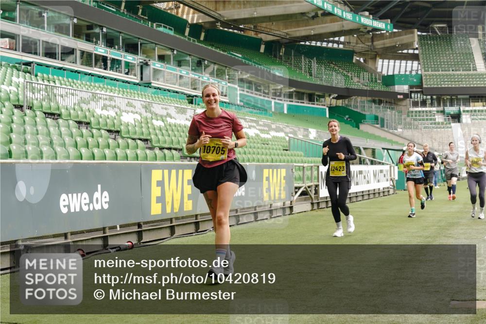 13.09.2026 - 21. swb-Marathon Bremen Michael Burmester http://msf.ph/oto/10420819 13.09.2026 10:44:30 Laufen im Stadion 10002, 10004, 10005, 10176, 10191, 10192, 10194, 10271, 10295, 10325, 10335, 10344, 10402, 10459, 10474, 10513, 10568, 10600, 10605, 10606, 10629, 10679, 10713, 10756, 10779, 10882, 10899, 10900, 10979, 10997, 10999, 11081, 11217, 11233, 11264, 11307, 11333, 11337, 11355, 11385, 11408, 11448, 11456, 11461, 11482, 11495, 11629, 11808, 11932, 11943, 12057, 12089, 12151, 12224, 12226, 12311, 12321, 12334 meine-sportfotos.de