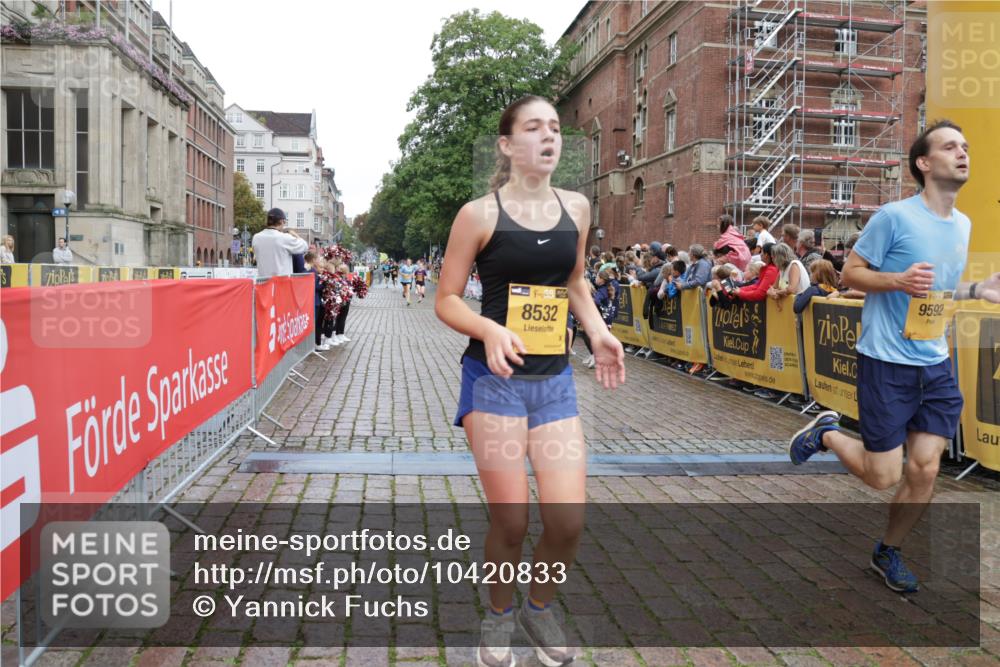 13.09.2026 - Kiel Lauf Yannick Fuchs http://msf.ph/oto/10420833 13.09.2026 09:42:43 Ziel 142, 762, 2608, 3827, 4322, 6423, 6913, 8532, 9519, 9592, 9706, 11721, 133, 445, 570, 771, 792, 1045, 1777, 2608, 2914, 2955, 2977, 3357, 3676, 4548, 5105, 5336, 5559, 5774, 6075, 6099, 6213, 6542, 6620, 6797, 6913, 7687, 8476, 10938, 11793, 12190, 12723, 1040, 1213, 3849, 3850, 5530, 7874, 8191, 8870, 9311, 9629, 11753, 12678, 570, 792, 2910, 5011, 5276, 5336, 6599, 6620, 8476, 12723 meine-sportfotos.de