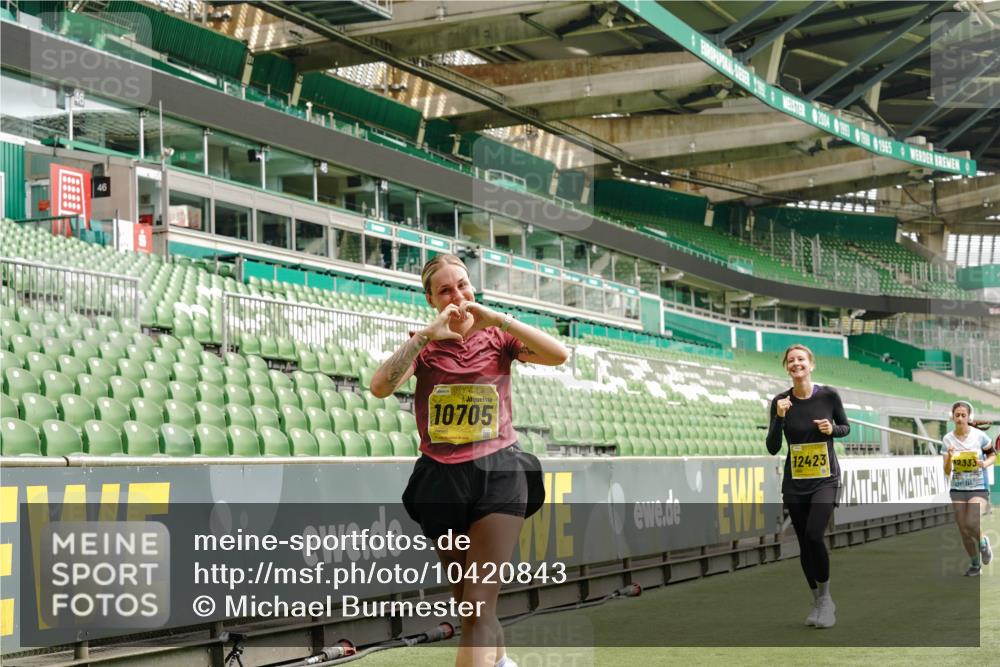13.09.2026 - 21. swb-Marathon Bremen Michael Burmester http://msf.ph/oto/10420843 13.09.2026 10:44:30 Laufen im Stadion 10002, 10004, 10005, 10176, 10191, 10192, 10194, 10271, 10295, 10325, 10335, 10344, 10402, 10459, 10474, 10513, 10568, 10600, 10605, 10606, 10629, 10679, 10713, 10756, 10779, 10882, 10899, 10900, 10979, 10997, 10999, 11081, 11217, 11233, 11264, 11307, 11333, 11337, 11355, 11385, 11408, 11448, 11456, 11461, 11482, 11495, 11629, 11808, 11932, 11943, 12057, 12089, 12151, 12224, 12226, 12311, 12321, 12334 meine-sportfotos.de