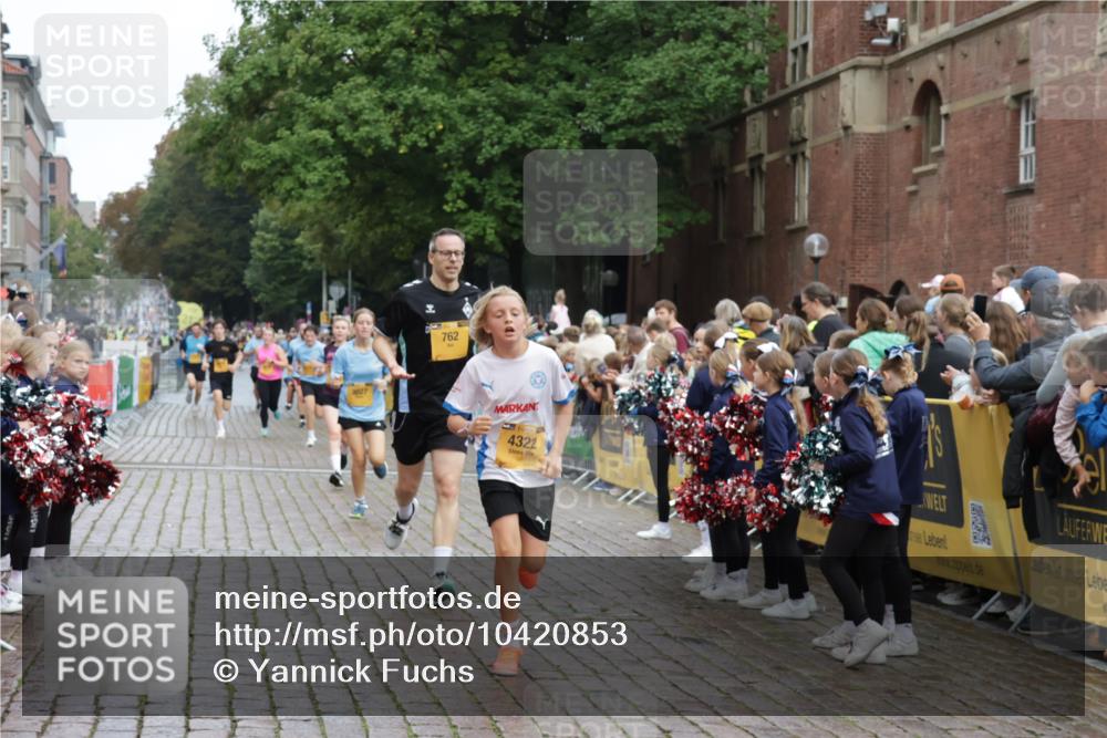 13.09.2026 - Kiel Lauf Yannick Fuchs http://msf.ph/oto/10420853 13.09.2026 09:42:46 Ziel 142, 762, 3827, 4322, 8532, 8870, 9311, 9519, 9592, 9706, 11721, 12678, 133, 445, 771, 1045, 1777, 2608, 2914, 2955, 2977, 3357, 3676, 4548, 5105, 5336, 5559, 5774, 6075, 6099, 6213, 6423, 6542, 6620, 6797, 6913, 7687, 8476, 9706, 10938, 11793, 12190, 1040, 1213, 3849, 3850, 5530, 7874, 8191, 9354, 9629, 11753, 570, 792, 3357, 5011, 5276, 5336, 5774, 6620, 7687, 8476, 12723 meine-sportfotos.de