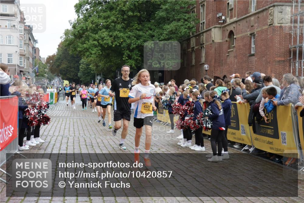 13.09.2026 - Kiel Lauf Yannick Fuchs http://msf.ph/oto/10420857 13.09.2026 09:42:46 Ziel 142, 762, 3827, 4322, 8532, 8870, 9311, 9519, 9592, 9706, 11721, 12678, 133, 445, 771, 1045, 1777, 2608, 2914, 2955, 2977, 3357, 3676, 4548, 5105, 5336, 5559, 5774, 6075, 6099, 6213, 6423, 6542, 6620, 6797, 6913, 7687, 8476, 9706, 10938, 11793, 12190, 1040, 1213, 3849, 3850, 5530, 7874, 8191, 9354, 9629, 11753, 570, 792, 3357, 5011, 5276, 5336, 5774, 6620, 7687, 8476, 12723 meine-sportfotos.de