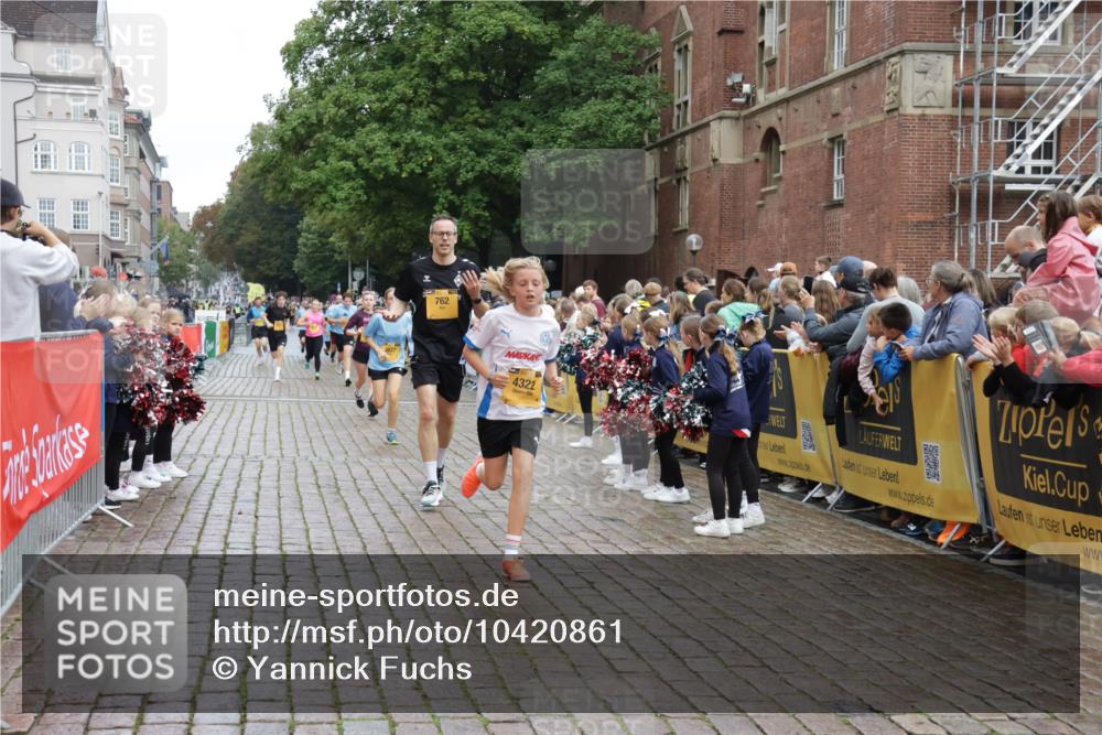 13.09.2026 - Kiel Lauf Yannick Fuchs http://msf.ph/oto/10420861 13.09.2026 09:42:46 Ziel 142, 762, 3827, 4322, 8532, 8870, 9311, 9519, 9592, 9706, 11721, 12678, 133, 445, 771, 1045, 1777, 2608, 2914, 2955, 2977, 3357, 3676, 4548, 5105, 5336, 5559, 5774, 6075, 6099, 6213, 6423, 6542, 6620, 6797, 6913, 7687, 8476, 9706, 10938, 11793, 12190, 1040, 1213, 3849, 3850, 5530, 7874, 8191, 9354, 9629, 11753, 570, 792, 3357, 5011, 5276, 5336, 5774, 6620, 7687, 8476, 12723 meine-sportfotos.de