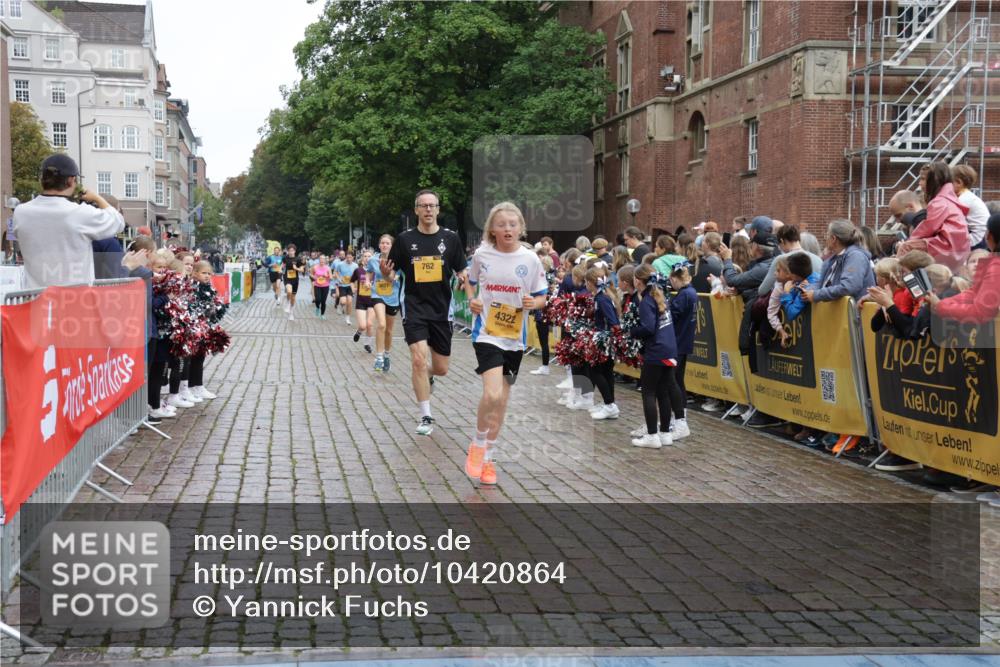 13.09.2026 - Kiel Lauf Yannick Fuchs http://msf.ph/oto/10420864 13.09.2026 09:42:46 Ziel 142, 762, 3827, 4322, 8532, 8870, 9311, 9519, 9592, 9706, 11721, 12678, 133, 445, 771, 1045, 1777, 2608, 2914, 2955, 2977, 3357, 3676, 4548, 5105, 5336, 5559, 5774, 6075, 6099, 6213, 6423, 6542, 6620, 6797, 6913, 7687, 8476, 9706, 10938, 11793, 12190, 1040, 1213, 3849, 3850, 5530, 7874, 8191, 9354, 9629, 11753, 570, 792, 3357, 5011, 5276, 5336, 5774, 6620, 7687, 8476, 12723 meine-sportfotos.de