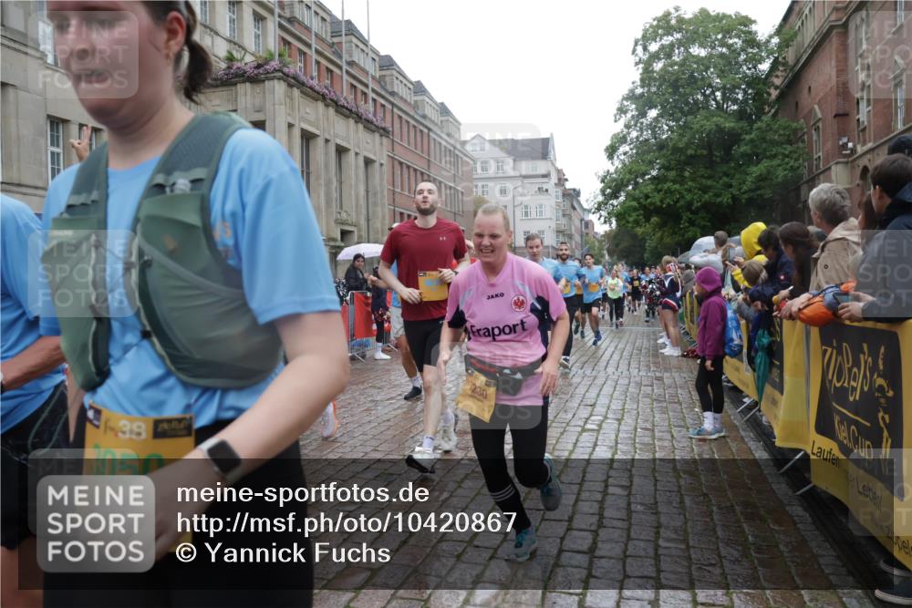 13.09.2026 - Kiel Lauf Yannick Fuchs http://msf.ph/oto/10420867 13.09.2026 10:53:19 Ziel 168, 207, 373, 2174, 2336, 2859, 3153, 4005, 4196, 5691, 6104, 6181, 6543, 6821, 7365, 8422, 10276, 10367, 11097, 11253, 12513, 12844, 127, 154, 158, 1071, 1083, 1426, 1433, 1486, 1535, 1550, 1634, 2069, 3050, 3059, 3104, 3173, 3431, 3452, 3500, 3514, 3587, 3657, 3875, 4570, 5329, 5642, 5643, 5710, 5838, 5924, 6015, 6055, 6161, 6201, 6374, 6695, 6777, 7017, 7139, 7596, 7869, 7883, 8483, 8516, 8518, 8580, 8863, 8905, 8935, 9749, 10721, 11074, 1199, 172 meine-sportfotos.de