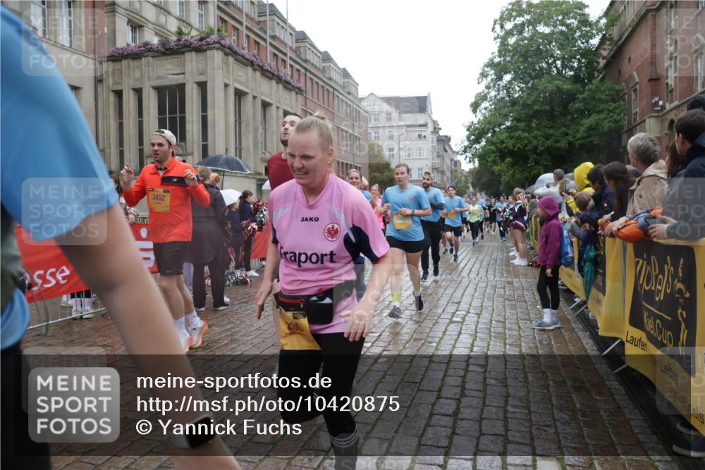 13.09.2026 - Kiel Lauf Yannick Fuchs http://msf.ph/oto/10420875 13.09.2026 10:53:19 Ziel 168, 207, 373, 2174, 2336, 2859, 3153, 4005, 4196, 5691, 6104, 6181, 6543, 6821, 7365, 8422, 10276, 10367, 11097, 11253, 12513, 12844, 127, 154, 158, 1071, 1083, 1426, 1433, 1486, 1535, 1550, 1634, 2069, 3050, 3059, 3104, 3173, 3431, 3452, 3500, 3514, 3587, 3657, 3875, 4570, 5329, 5642, 5643, 5710, 5838, 5924, 6015, 6055, 6161, 6201, 6374, 6695, 6777, 7017, 7139, 7596, 7869, 7883, 8483, 8516, 8518, 8580, 8863, 8905, 8935, 9749, 10721, 11074, 1199, 172 meine-sportfotos.de