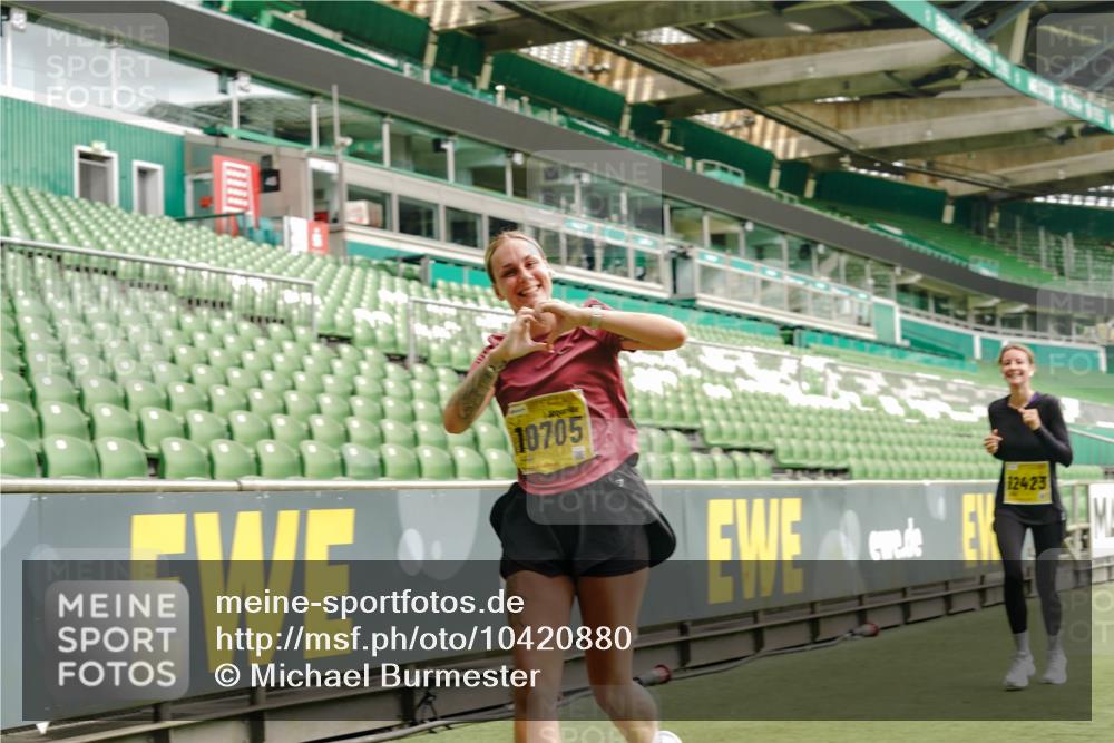 13.09.2026 - 21. swb-Marathon Bremen Michael Burmester http://msf.ph/oto/10420880 13.09.2026 10:44:31 Laufen im Stadion 10002, 10004, 10005, 10176, 10191, 10192, 10194, 10271, 10295, 10325, 10335, 10344, 10402, 10459, 10474, 10513, 10568, 10600, 10605, 10606, 10629, 10679, 10713, 10756, 10779, 10882, 10899, 10900, 10979, 10997, 10999, 11081, 11217, 11233, 11264, 11307, 11333, 11337, 11355, 11385, 11408, 11448, 11456, 11461, 11482, 11495, 11629, 11808, 11932, 11943, 12057, 12089, 12151, 12224, 12226, 12311, 12321, 12334 meine-sportfotos.de