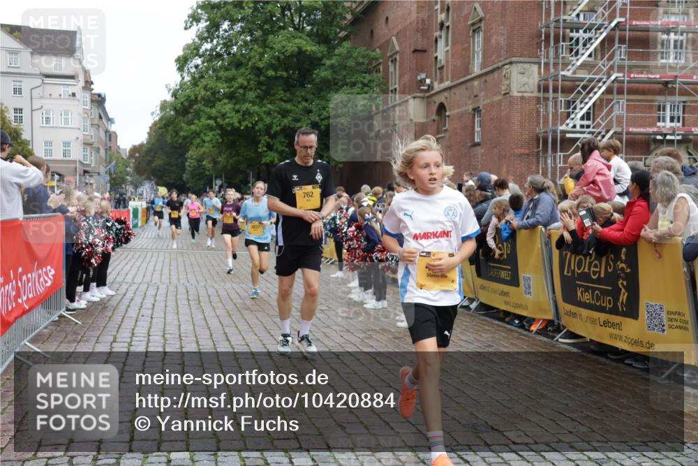 13.09.2026 - Kiel Lauf Yannick Fuchs http://msf.ph/oto/10420884 13.09.2026 09:42:47 Ziel 142, 762, 3827, 4322, 8532, 8870, 9311, 9519, 9592, 9629, 11721, 12678, 133, 445, 771, 1045, 1777, 2608, 2914, 2955, 2977, 3357, 3676, 4548, 5105, 5559, 5774, 6075, 6099, 6213, 6423, 6542, 6797, 6913, 7687, 9706, 10938, 11793, 12190, 1040, 1213, 3849, 3850, 5530, 7874, 8191, 9354, 11753, 12259, 570, 792, 3357, 5011, 5276, 5336, 5774, 6620, 7687, 8476, 12723 meine-sportfotos.de