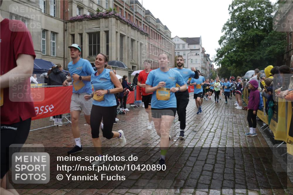 13.09.2026 - Kiel Lauf Yannick Fuchs http://msf.ph/oto/10420890 13.09.2026 10:53:20 Ziel 168, 207, 373, 2174, 2336, 2859, 3153, 4005, 4196, 5691, 6104, 6181, 6543, 6821, 7365, 8422, 10276, 10367, 11097, 11253, 11556, 12380, 12513, 12844, 127, 154, 158, 1071, 1083, 1426, 1433, 1486, 1535, 1550, 1634, 3050, 3059, 3104, 3173, 3431, 3452, 3500, 3514, 3587, 3657, 3875, 4570, 5329, 5642, 5643, 5710, 5838, 5924, 6015, 6055, 6104, 6161, 6201, 6374, 6695, 6777, 7017, 7139, 7596, 7869, 7883, 8483, 8516, 8518, 8580, 8863, 8905, 8935, 9749, 10721, 11074, 1199, 172 meine-sportfotos.de