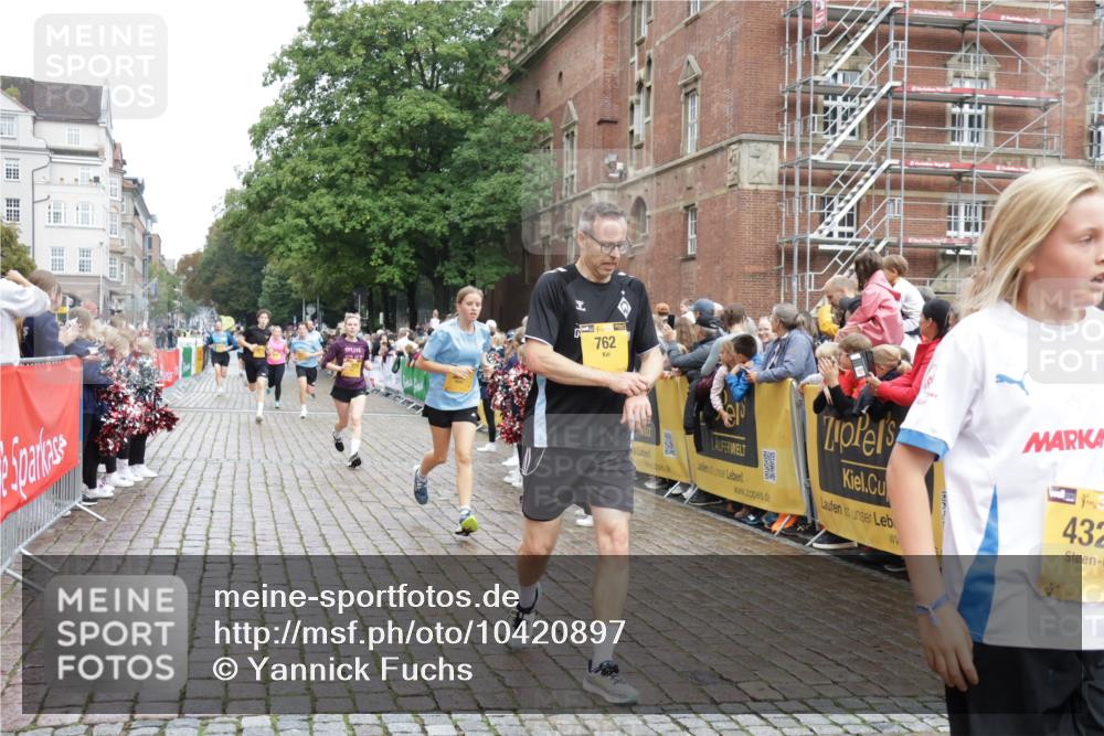 13.09.2026 - Kiel Lauf Yannick Fuchs http://msf.ph/oto/10420897 13.09.2026 09:42:48 Ziel 142, 762, 3827, 3849, 4322, 8532, 8870, 9311, 9519, 9592, 9629, 11721, 12678, 133, 445, 771, 1045, 1777, 2608, 2914, 2955, 2977, 3676, 4548, 5105, 5559, 5774, 6075, 6099, 6213, 6423, 6542, 6797, 6913, 9706, 10938, 11793, 12190, 1040, 1213, 3041, 3850, 5530, 7874, 8191, 9354, 11753, 12259, 570, 792, 3357, 5011, 5105, 5276, 5336, 5774, 6620, 7687, 8476, 11793, 12723 meine-sportfotos.de