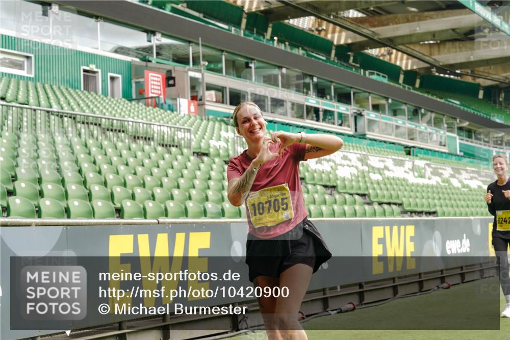 13.09.2026 - 21. swb-Marathon Bremen Michael Burmester http://msf.ph/oto/10420900 13.09.2026 10:44:31 Laufen im Stadion 10002, 10004, 10005, 10176, 10191, 10192, 10194, 10271, 10295, 10325, 10335, 10344, 10402, 10459, 10474, 10513, 10568, 10600, 10605, 10606, 10629, 10679, 10713, 10756, 10779, 10882, 10899, 10900, 10979, 10997, 10999, 11081, 11217, 11233, 11264, 11307, 11333, 11337, 11355, 11385, 11408, 11448, 11456, 11461, 11482, 11495, 11629, 11808, 11932, 11943, 12057, 12089, 12151, 12224, 12226, 12311, 12321, 12334 meine-sportfotos.de