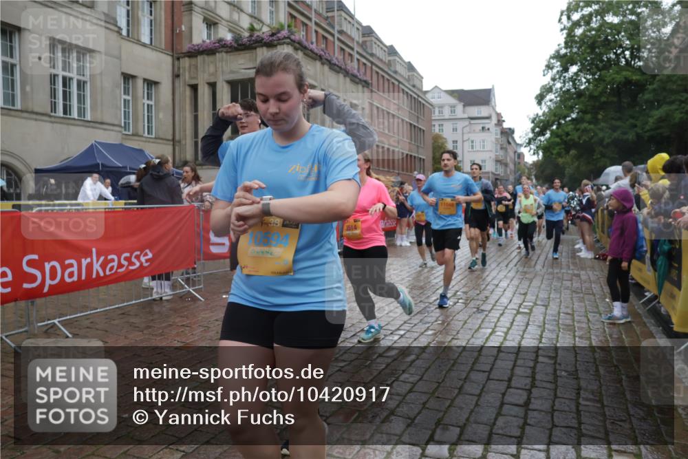 13.09.2026 - Kiel Lauf Yannick Fuchs http://msf.ph/oto/10420917 13.09.2026 10:53:21 Ziel 168, 207, 373, 1757, 2174, 2336, 2859, 3153, 4005, 4196, 5691, 6181, 6543, 6821, 7365, 7649, 8422, 10276, 10367, 11097, 11253, 11556, 12380, 12513, 12844, 127, 154, 158, 1071, 1083, 1426, 1486, 1550, 1634, 3059, 3104, 3173, 3431, 3452, 3500, 3514, 3587, 3657, 3875, 4570, 5329, 5642, 5643, 5710, 5838, 5924, 6015, 6055, 6104, 6161, 6201, 6374, 6695, 6777, 7017, 7139, 7596, 7869, 7883, 8483, 8516, 8518, 8580, 8863, 8905, 8935, 9749, 10721, 11074, 1199, 172 meine-sportfotos.de