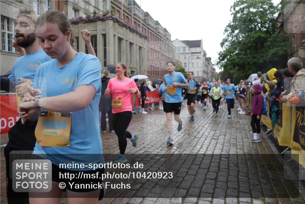 13.09.2026 - Kiel Lauf Yannick Fuchs http://msf.ph/oto/10420923 13.09.2026 10:53:22 Ziel 168, 207, 373, 1757, 2174, 2336, 2859, 3153, 4005, 4196, 5691, 6181, 6543, 6821, 7365, 7649, 8422, 10276, 10367, 11097, 11253, 11556, 12380, 12513, 127, 154, 1071, 1083, 1426, 1486, 1550, 3059, 3104, 3153, 3173, 3431, 3500, 3514, 3587, 3657, 3875, 4570, 5329, 5642, 5643, 5710, 5838, 5924, 6015, 6055, 6104, 6161, 6201, 6374, 6695, 6777, 7017, 7139, 7596, 7869, 7883, 8483, 8516, 8518, 8580, 8863, 8905, 8935, 9749, 10721, 11074, 1199 meine-sportfotos.de