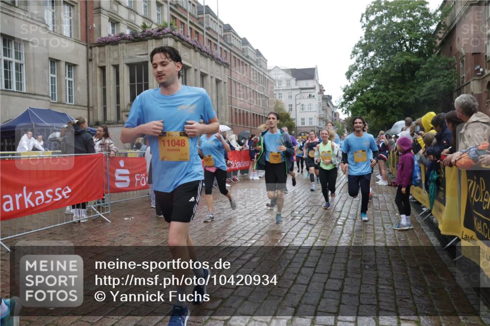 13.09.2026 - Kiel Lauf Yannick Fuchs http://msf.ph/oto/10420934 13.09.2026 10:53:23 Ziel 168, 207, 373, 1757, 2174, 2336, 2859, 4005, 4196, 5691, 6181, 6543, 6821, 7365, 7649, 8422, 10276, 10367, 11097, 11253, 11556, 12380, 12513, 127, 154, 1071, 1083, 1426, 1486, 1550, 3059, 3104, 3153, 3173, 3431, 3500, 3514, 3587, 3657, 3875, 4196, 4570, 5329, 5642, 5643, 5710, 5838, 5924, 6015, 6055, 6104, 6161, 6201, 6374, 6695, 6777, 7017, 7139, 7596, 7869, 7883, 8483, 8516, 8518, 8580, 8863, 8905, 8935, 9749, 10721, 11074, 1199 meine-sportfotos.de