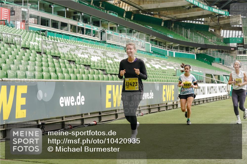 13.09.2026 - 21. swb-Marathon Bremen Michael Burmester http://msf.ph/oto/10420935 13.09.2026 10:44:32 Laufen im Stadion 10004, 10005, 10176, 10191, 10192, 10194, 10271, 10295, 10325, 10335, 10344, 10402, 10459, 10474, 10513, 10568, 10600, 10605, 10606, 10629, 10679, 10713, 10756, 10779, 10882, 10899, 10900, 10979, 10997, 10999, 11081, 11200, 11217, 11233, 11264, 11307, 11333, 11337, 11355, 11385, 11408, 11448, 11456, 11461, 11482, 11495, 11629, 11808, 11932, 11943, 12057, 12089, 12151, 12224, 12226, 12311, 12321, 12334, 12539 meine-sportfotos.de
