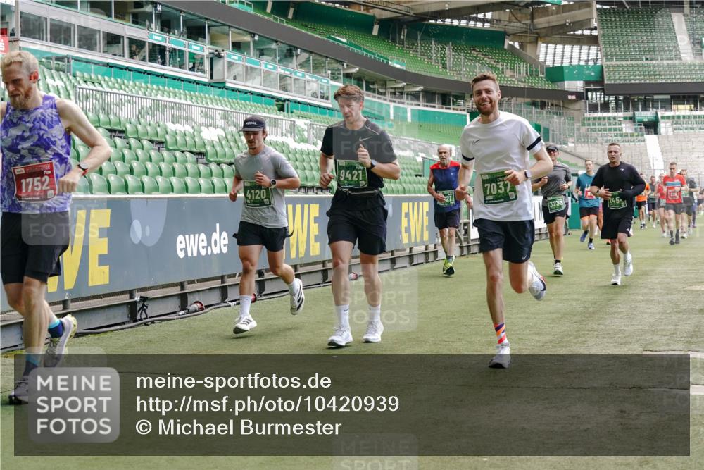 13.09.2026 - 21. swb-Marathon Bremen Michael Burmester http://msf.ph/oto/10420939 13.09.2026 12:59:05 Laufen im Stadion 141, 148, 191, 226, 232, 511, 672, 745, 789, 790, 909, 972, 1080, 1119, 1166, 1191, 1199, 1281, 1516, 1535, 1642, 1647, 1752, 1881, 1931, 1933, 2046, 2088, 2210, 2289, 2343, 2367, 2371, 2397, 2423, 2425, 2481, 2517, 2570, 2577, 2771, 2806, 2807, 2827, 2885, 2899, 2903, 2953, 2961, 2979, 3015, 3021, 3098, 3120, 3124, 3138, 3148, 3182, 3186, 3190, 3233, 3319, 3338, 3435, 3516, 3531, 3534, 3560, 3652, 3655, 3695, 3861, 3930, 3933, 3934, 205 meine-sportfotos.de