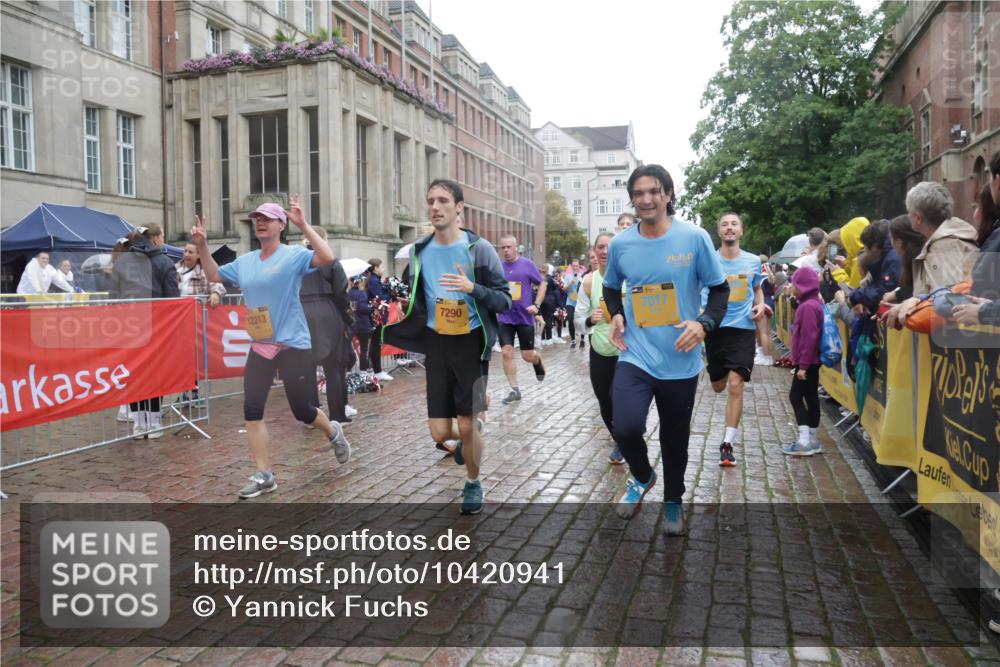 13.09.2026 - Kiel Lauf Yannick Fuchs http://msf.ph/oto/10420941 13.09.2026 10:53:23 Ziel 168, 207, 373, 1757, 2174, 2336, 2859, 4005, 4196, 5691, 6181, 6543, 6821, 7365, 7649, 8422, 10276, 10367, 11097, 11253, 11556, 12380, 12513, 127, 154, 1071, 1083, 1426, 1486, 1550, 3059, 3104, 3153, 3173, 3431, 3500, 3514, 3587, 3657, 3875, 4196, 4570, 5329, 5642, 5643, 5710, 5838, 5924, 6015, 6055, 6104, 6161, 6201, 6374, 6695, 6777, 7017, 7139, 7596, 7869, 7883, 8483, 8516, 8518, 8580, 8863, 8905, 8935, 9749, 10721, 11074, 1199 meine-sportfotos.de