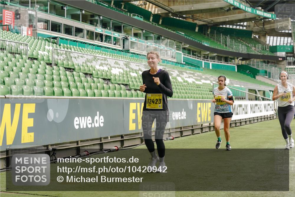 13.09.2026 - 21. swb-Marathon Bremen Michael Burmester http://msf.ph/oto/10420942 13.09.2026 10:44:32 Laufen im Stadion 10004, 10005, 10176, 10191, 10192, 10194, 10271, 10295, 10325, 10335, 10344, 10402, 10459, 10474, 10513, 10568, 10600, 10605, 10606, 10629, 10679, 10713, 10756, 10779, 10882, 10899, 10900, 10979, 10997, 10999, 11081, 11200, 11217, 11233, 11264, 11307, 11333, 11337, 11355, 11385, 11408, 11448, 11456, 11461, 11482, 11495, 11629, 11808, 11932, 11943, 12057, 12089, 12151, 12224, 12226, 12311, 12321, 12334, 12539 meine-sportfotos.de