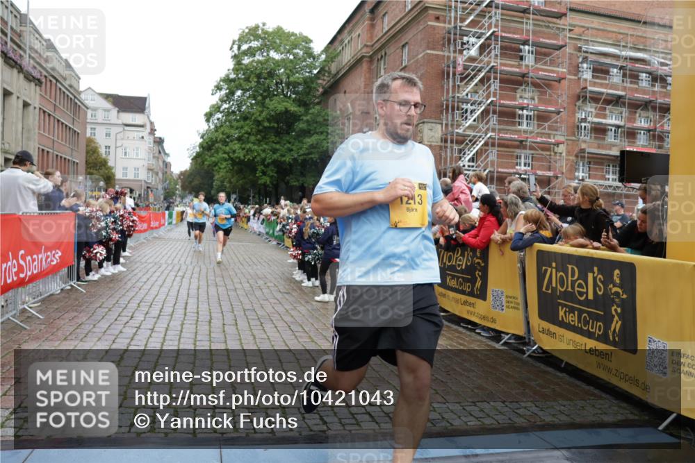 13.09.2026 - Kiel Lauf Yannick Fuchs http://msf.ph/oto/10421043 13.09.2026 09:42:58 Ziel 1040, 1213, 3849, 3850, 5530, 7874, 8191, 8870, 9311, 9629, 11721, 11753, 12678, 142, 445, 762, 771, 1045, 1777, 2608, 3827, 4322, 4548, 5559, 6075, 6099, 6213, 6423, 6542, 6913, 8532, 9519, 9592, 9706, 11721, 12190, 255, 623, 1508, 3041, 5929, 7099, 7532, 8808, 9354, 9933, 10047, 10118, 12259, 133, 2914, 2955, 2977, 3676, 5105, 6099, 6797, 10938, 11793 meine-sportfotos.de
