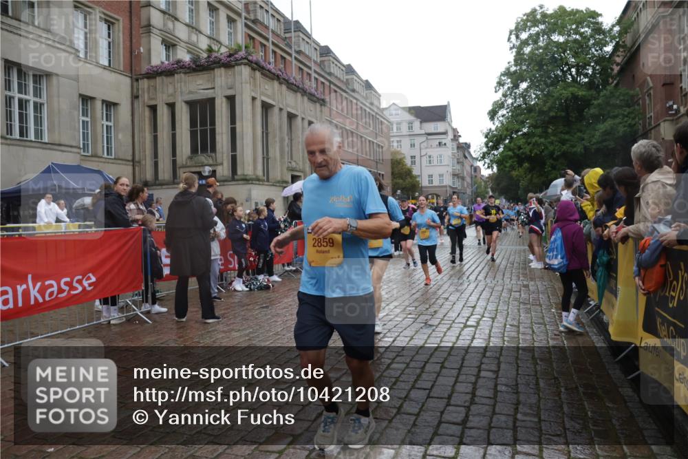 13.09.2026 - Kiel Lauf Yannick Fuchs http://msf.ph/oto/10421208 13.09.2026 10:53:53 Ziel 1117, 1424, 2033, 2683, 2843, 3092, 3817, 3822, 3886, 3962, 4045, 4101, 4249, 4276, 4581, 4633, 4701, 4867, 5073, 5203, 5427, 5431, 5506, 5626, 5650, 5884, 6297, 6394, 6761, 7144, 7467, 7695, 8610, 8639, 9124, 9666, 9705, 10146, 10766, 11486, 11897, 12404, 168, 183, 207, 661, 1199, 1757, 2225, 2433, 2692, 2859, 3027, 3498, 3922, 3962, 4005, 4515, 4657, 5285, 5766, 5769, 5788, 6543, 6821, 7021, 7132, 7365, 7649, 10276, 11166, 11253, 11537, 11556, 12380, 243, 12844 meine-sportfotos.de