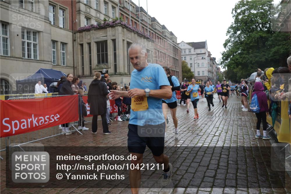 13.09.2026 - Kiel Lauf Yannick Fuchs http://msf.ph/oto/10421211 13.09.2026 10:53:53 Ziel 1117, 1424, 2033, 2683, 2843, 3092, 3817, 3822, 3886, 3962, 4045, 4101, 4249, 4276, 4581, 4633, 4701, 4867, 5073, 5203, 5427, 5431, 5506, 5626, 5650, 5884, 6297, 6394, 6761, 7144, 7467, 7695, 8610, 8639, 9124, 9666, 9705, 10146, 10766, 11486, 11897, 12404, 168, 183, 207, 661, 1199, 1757, 2225, 2433, 2692, 2859, 3027, 3498, 3922, 3962, 4005, 4515, 4657, 5285, 5766, 5769, 5788, 6543, 6821, 7021, 7132, 7365, 7649, 10276, 11166, 11253, 11537, 11556, 12380, 243, 12844 meine-sportfotos.de