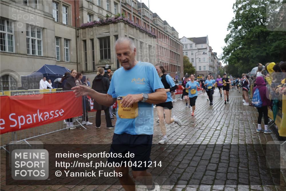 13.09.2026 - Kiel Lauf Yannick Fuchs http://msf.ph/oto/10421214 13.09.2026 10:53:53 Ziel 1117, 1424, 2033, 2683, 2843, 3092, 3817, 3822, 3886, 3962, 4045, 4101, 4249, 4276, 4581, 4633, 4701, 4867, 5073, 5203, 5427, 5431, 5506, 5626, 5650, 5884, 6297, 6394, 6761, 7144, 7467, 7695, 8610, 8639, 9124, 9666, 9705, 10146, 10766, 11486, 11897, 12404, 168, 183, 207, 661, 1199, 1757, 2225, 2433, 2692, 2859, 3027, 3498, 3922, 3962, 4005, 4515, 4657, 5285, 5766, 5769, 5788, 6543, 6821, 7021, 7132, 7365, 7649, 10276, 11166, 11253, 11537, 11556, 12380, 243, 12844 meine-sportfotos.de