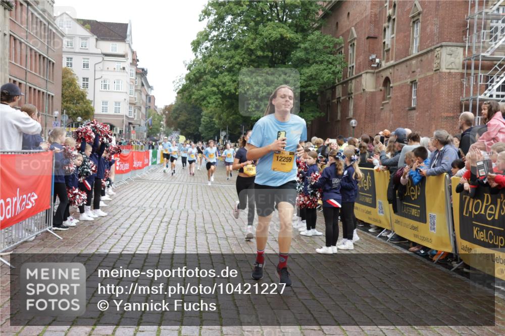 13.09.2026 - Kiel Lauf Yannick Fuchs http://msf.ph/oto/10421227 13.09.2026 09:43:09 Ziel 1040, 3041, 3850, 5530, 5929, 7532, 8808, 9354, 9933, 10047, 10118, 11753, 12259, 142, 762, 1213, 3827, 3849, 4322, 6423, 7874, 8191, 8532, 8870, 9311, 9519, 9592, 9629, 9706, 11721, 12678, 255, 401, 623, 1508, 4256, 6377, 7099, 7857, 8066, 10189, 10300, 12575, 445, 771, 1045, 1777, 2608, 4548, 5559, 6075, 6213, 6423, 6542, 6913, 9706, 12190 meine-sportfotos.de