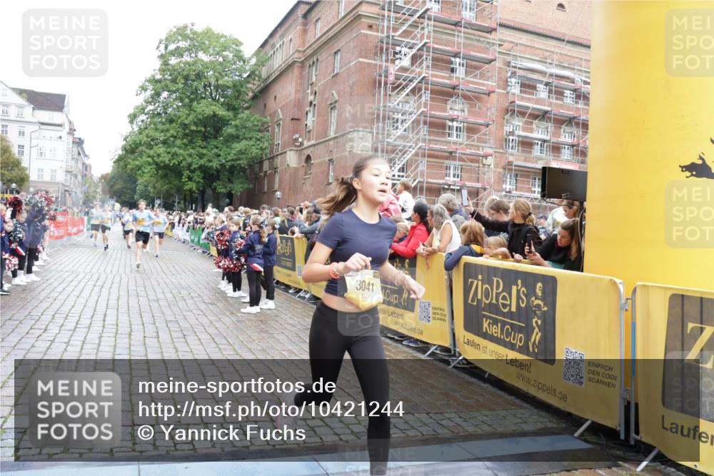 13.09.2026 - Kiel Lauf Yannick Fuchs http://msf.ph/oto/10421244 13.09.2026 09:43:11 Ziel 1040, 1508, 3041, 3850, 5929, 7099, 7532, 8808, 9354, 9933, 10047, 10118, 11753, 12259, 142, 762, 1040, 1213, 3827, 3849, 3850, 4322, 5530, 7874, 8191, 8532, 8870, 9311, 9519, 9592, 9629, 9706, 11721, 12678, 40, 255, 401, 623, 1857, 4256, 6377, 7857, 8066, 10189, 10300, 12575, 142, 1045, 1777, 2608, 4548, 6075, 6213, 6423, 6913, 8532, 9706, 12190 meine-sportfotos.de