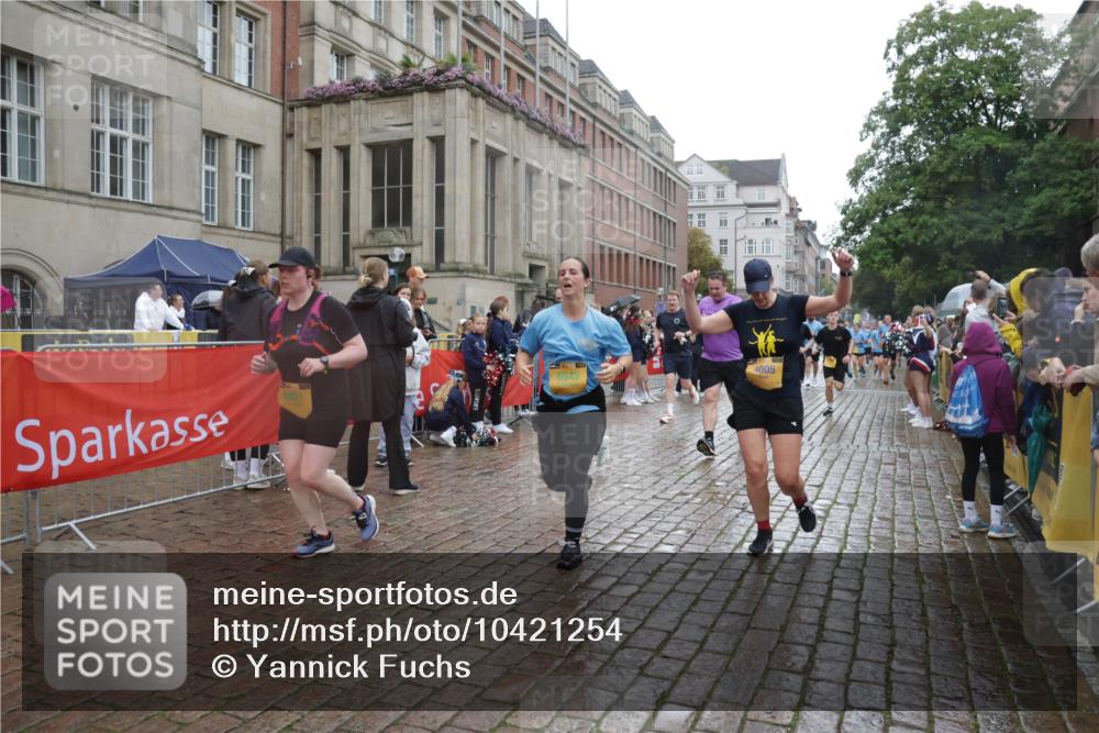 13.09.2026 - Kiel Lauf Yannick Fuchs http://msf.ph/oto/10421254 13.09.2026 10:53:56 Ziel 1117, 2033, 2683, 3092, 3269, 3817, 3822, 3886, 4045, 4101, 4276, 4581, 4701, 4867, 5073, 5203, 5427, 5431, 5506, 5621, 5626, 5650, 5675, 5678, 5884, 6297, 6394, 7144, 7518, 7695, 8610, 8639, 9124, 9666, 9705, 10146, 10766, 11486, 11897, 168, 183, 207, 661, 1199, 1424, 1757, 2225, 2433, 2692, 2843, 3027, 3498, 3922, 3962, 4005, 4249, 4515, 4633, 4657, 5285, 5766, 5769, 5788, 6543, 6821, 7021, 7132, 7365, 7649, 11166, 11537, 11556, 12380, 243 meine-sportfotos.de