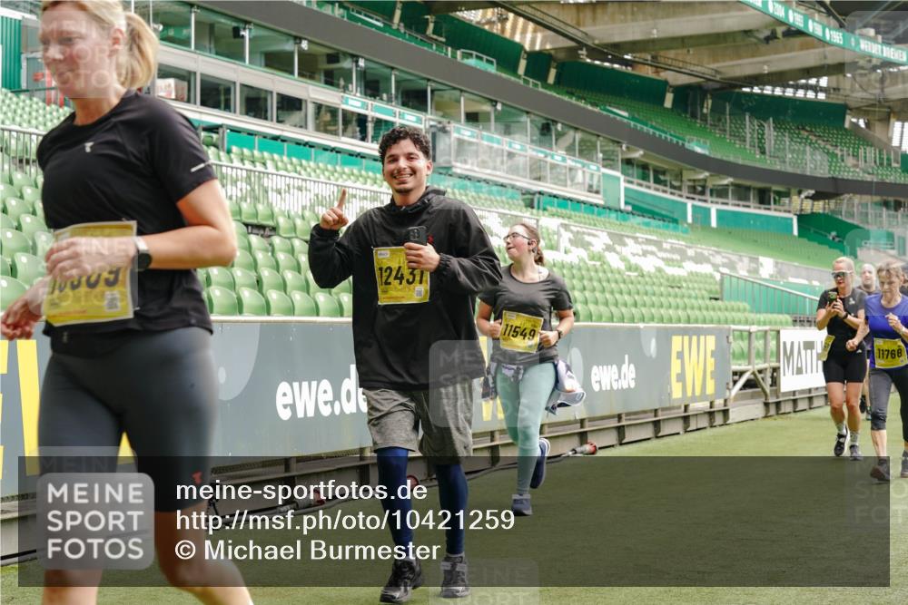 13.09.2026 - 21. swb-Marathon Bremen Michael Burmester http://msf.ph/oto/10421259 13.09.2026 10:44:45 Laufen im Stadion 10004, 10005, 10137, 10176, 10191, 10192, 10194, 10202, 10242, 10271, 10295, 10325, 10335, 10344, 10402, 10430, 10459, 10513, 10524, 10568, 10600, 10605, 10606, 10629, 10679, 10713, 10756, 10779, 10882, 10899, 10900, 10979, 10997, 10999, 11081, 11200, 11217, 11233, 11264, 11307, 11333, 11337, 11355, 11385, 11408, 11448, 11456, 11461, 11482, 11495, 11629, 11808, 11932, 11943, 12057, 12089, 12151, 12153, 12224, 12226, 12311, 12321, 12334, 12539 meine-sportfotos.de
