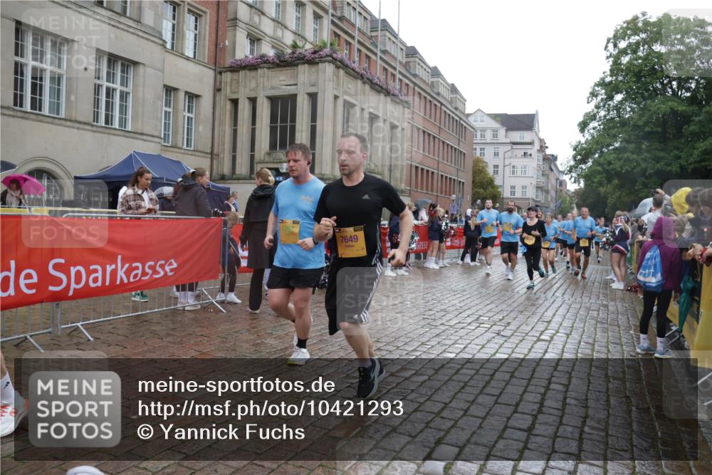 13.09.2026 - Kiel Lauf Yannick Fuchs http://msf.ph/oto/10421293 13.09.2026 10:54:00 Ziel 1117, 1740, 2033, 2683, 3024, 3092, 3269, 3822, 3886, 4045, 4101, 4264, 4276, 4581, 4701, 4867, 5119, 5203, 5431, 5506, 5621, 5626, 5650, 5675, 5678, 5680, 6297, 6394, 7144, 7518, 7535, 7695, 8610, 8639, 9088, 9517, 9618, 9666, 10119, 10146, 10766, 11486, 11897, 183, 661, 1199, 1424, 1757, 2033, 2225, 2433, 2692, 2843, 3027, 3498, 3817, 3822, 3922, 3962, 4249, 4515, 4633, 4657, 5073, 5285, 5427, 5766, 5769, 5788, 5884, 7021, 7132, 7649, 11166, 11537, 11556, 12380, 243 meine-sportfotos.de
