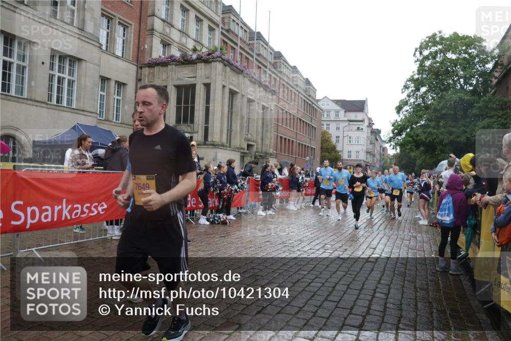13.09.2026 - Kiel Lauf Yannick Fuchs http://msf.ph/oto/10421304 13.09.2026 10:54:00 Ziel 1117, 1740, 2033, 2683, 3024, 3092, 3269, 3822, 3886, 4045, 4101, 4264, 4276, 4581, 4701, 4867, 5119, 5203, 5431, 5506, 5621, 5626, 5650, 5675, 5678, 5680, 6297, 6394, 7144, 7518, 7535, 7695, 8610, 8639, 9088, 9517, 9618, 9666, 10119, 10146, 10766, 11486, 11897, 183, 661, 1199, 1424, 1757, 2033, 2225, 2433, 2692, 2843, 3027, 3498, 3817, 3822, 3922, 3962, 4249, 4515, 4633, 4657, 5073, 5285, 5427, 5766, 5769, 5788, 5884, 7021, 7132, 7649, 11166, 11537, 11556, 12380, 243 meine-sportfotos.de