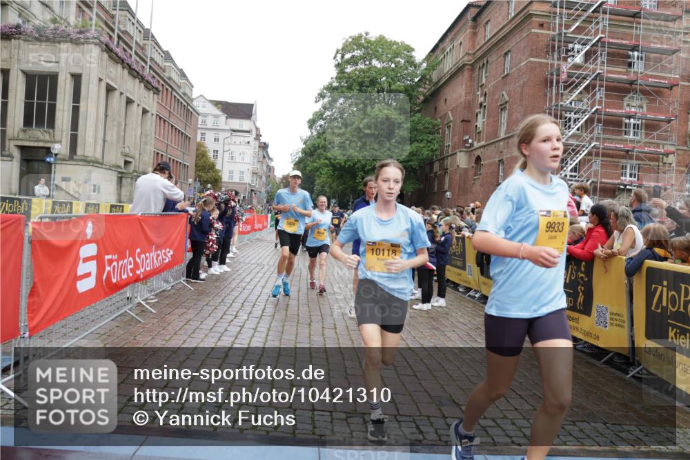 13.09.2026 - Kiel Lauf Yannick Fuchs http://msf.ph/oto/10421310 13.09.2026 09:43:15 Ziel 255, 623, 1508, 3041, 5929, 6377, 7099, 7532, 8808, 9354, 9933, 10047, 10118, 12259, 762, 1040, 1213, 3827, 3849, 3850, 4322, 5530, 7874, 8191, 8870, 9311, 9354, 9519, 9592, 9629, 11721, 11753, 12678, 40, 401, 1049, 1857, 4171, 4256, 7773, 7857, 7905, 8066, 8770, 8834, 10189, 10300, 11246, 12101, 12575, 142, 2608, 6423, 6913, 8532, 9519, 9592, 9706 meine-sportfotos.de