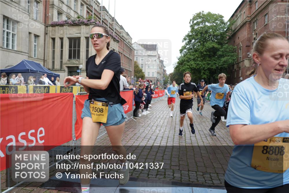 13.09.2026 - Kiel Lauf Yannick Fuchs http://msf.ph/oto/10421337 13.09.2026 09:43:18 Ziel 255, 623, 1508, 3041, 4256, 5929, 6377, 7099, 7532, 8066, 8808, 9933, 10047, 10118, 762, 1040, 1213, 3041, 3827, 3849, 3850, 4322, 5530, 7874, 8191, 8870, 9311, 9354, 9629, 11721, 11753, 12259, 12678, 40, 401, 1049, 1833, 1857, 4171, 7773, 7857, 7905, 8770, 8834, 10189, 10300, 10460, 11246, 12101, 12575, 142, 762, 4322, 8532, 9519, 9592, 9706 meine-sportfotos.de